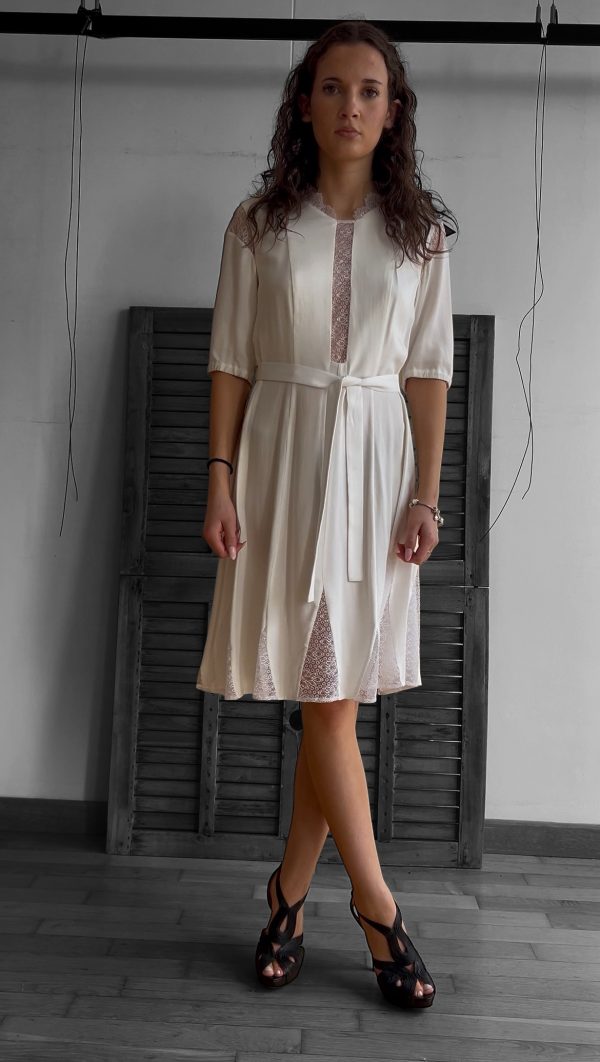 Kleid mit Spitzendetails S
